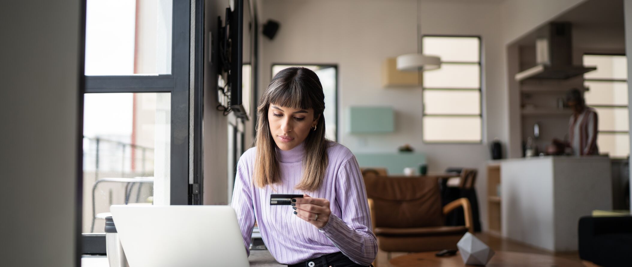 Banner-ret-woman-shopping-online-with-credit-card-at-home.jpg